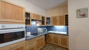 雪櫃、微波爐、焗爐、爐具