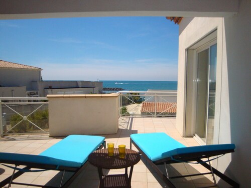 Cap d'Agde, facing the sea, large villa with private beach access. 