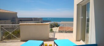 Cap d'Agde, facing the sea, large villa with private beach access. 