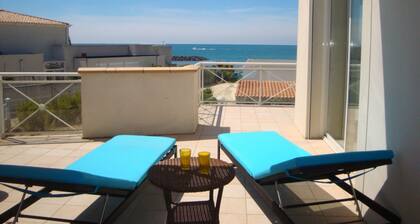 Cap d'Agde, facing the sea, large villa with private beach access.