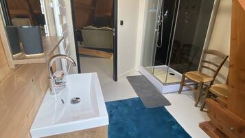 Douche, sĂšche-cheveux, serviettes fournies, papier toilette