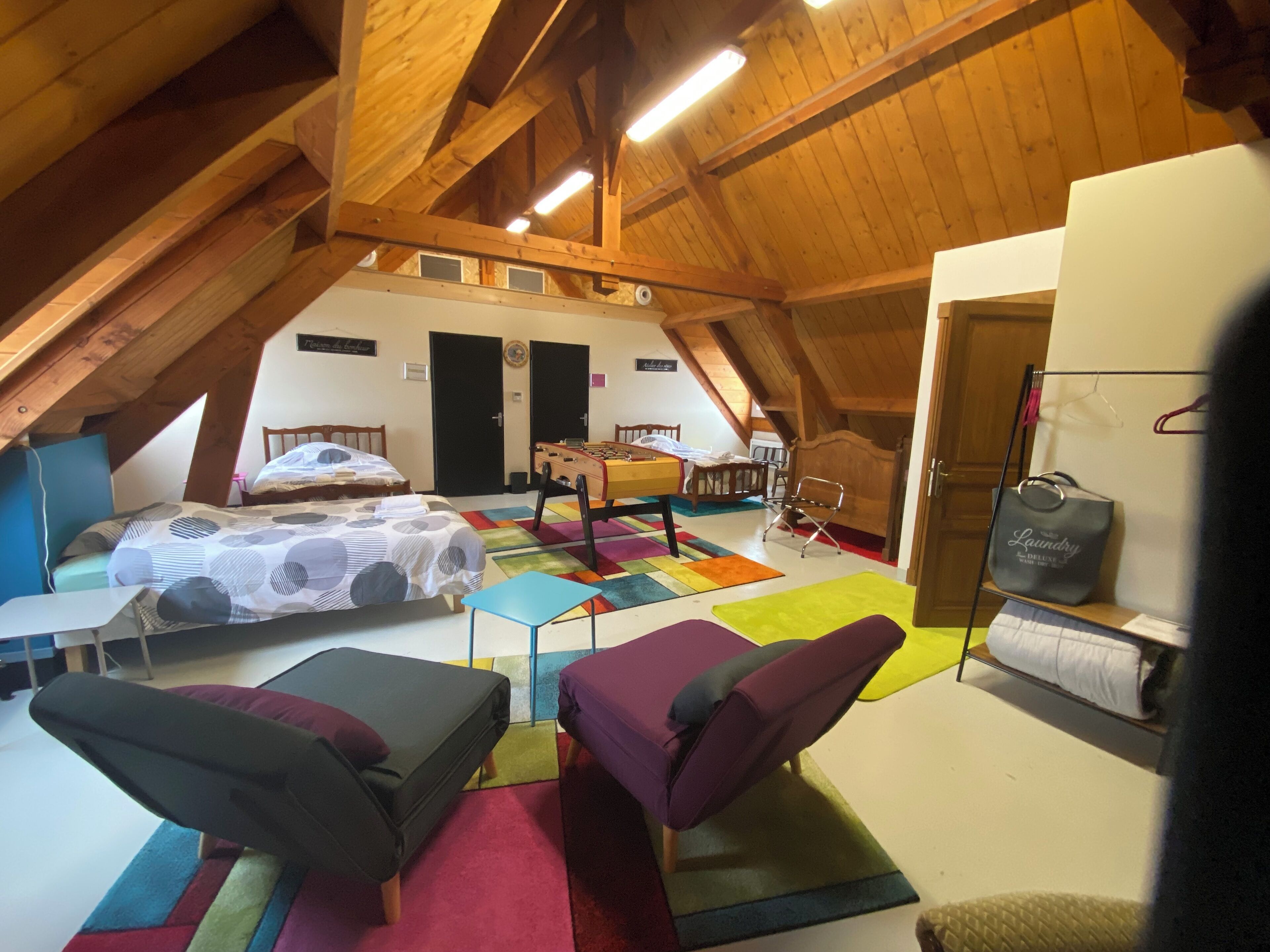 6 bedrooms, desk, iron/ironing board, WiFi (free)