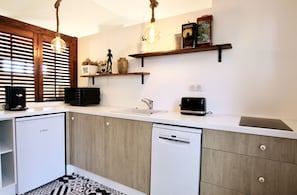 Cafeteira/chaleira, geladeira, micro-ondas, cooktop