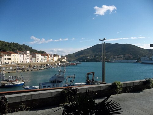 Apartment in the heart of Port-Vendres, 3 bedrooms, sleeps 6, well equipped.....