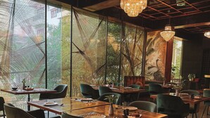 朝食、ランチ、ディナーに営業