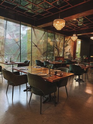 早餐，供應午餐和晚餐