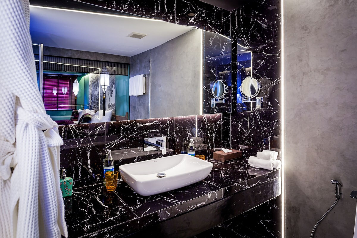 urban deluxe | bathroom | shower, free toiletries, slippers, towels