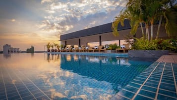 Kolam renang outdoor, dengan kursi berjemur