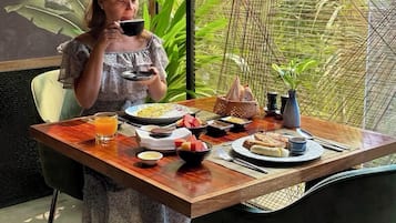 Daily cooked-to-order breakfast for a fee