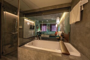 Een douche, gratis toiletartikelen, pantoffels, handdoeken