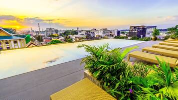 Kolam renang outdoor, dengan kursi berjemur
