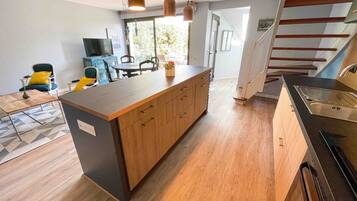 Réfrigérateur, micro-ondes, four, lave-vaisselle