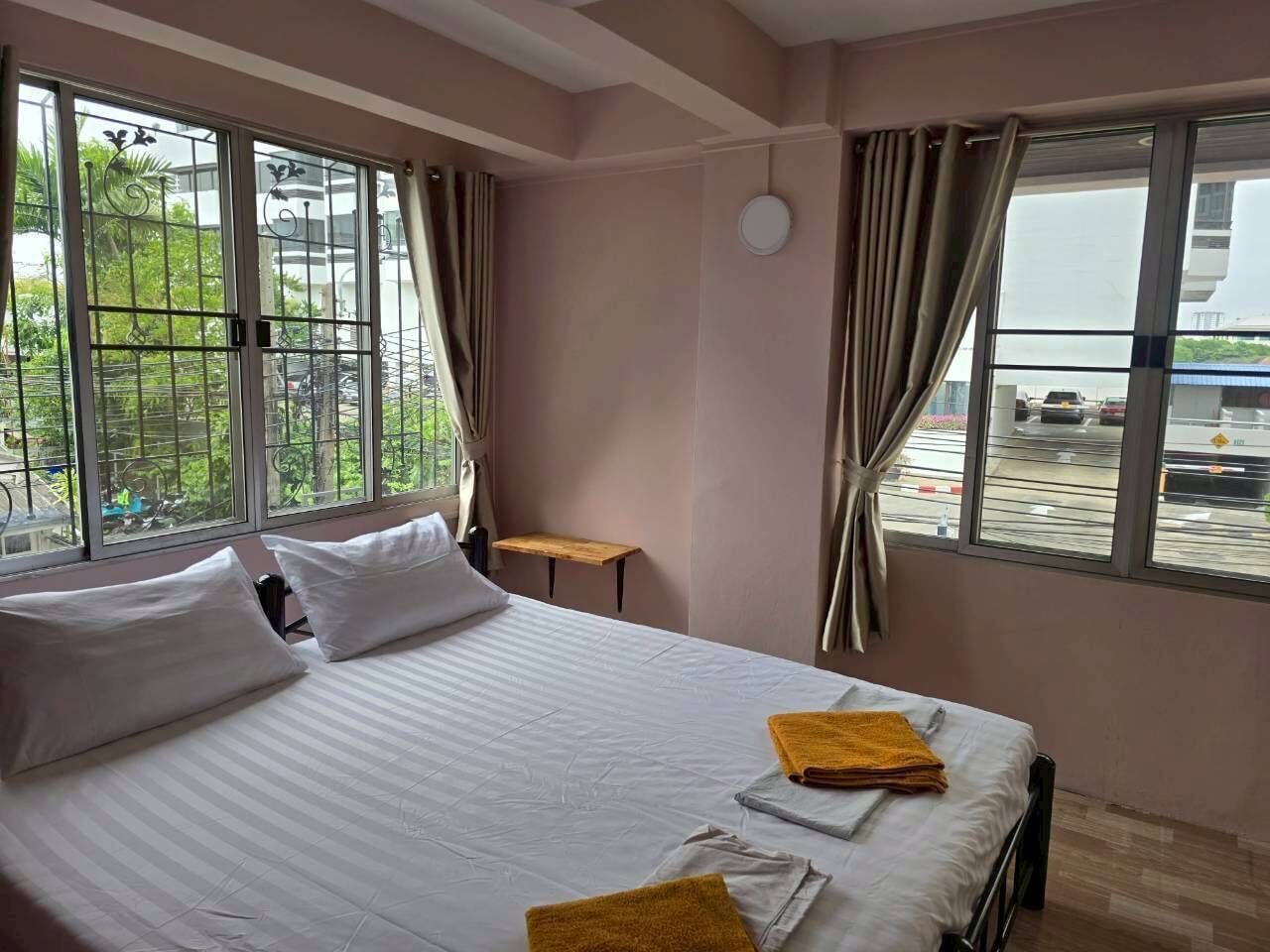 Double or Twin Fan Share Bathroom  | Free WiFi