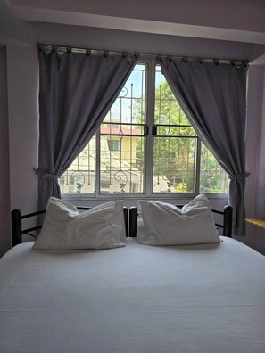 Double Room with Fan | Free WiFi - Bella Bella River View (Bangkok)