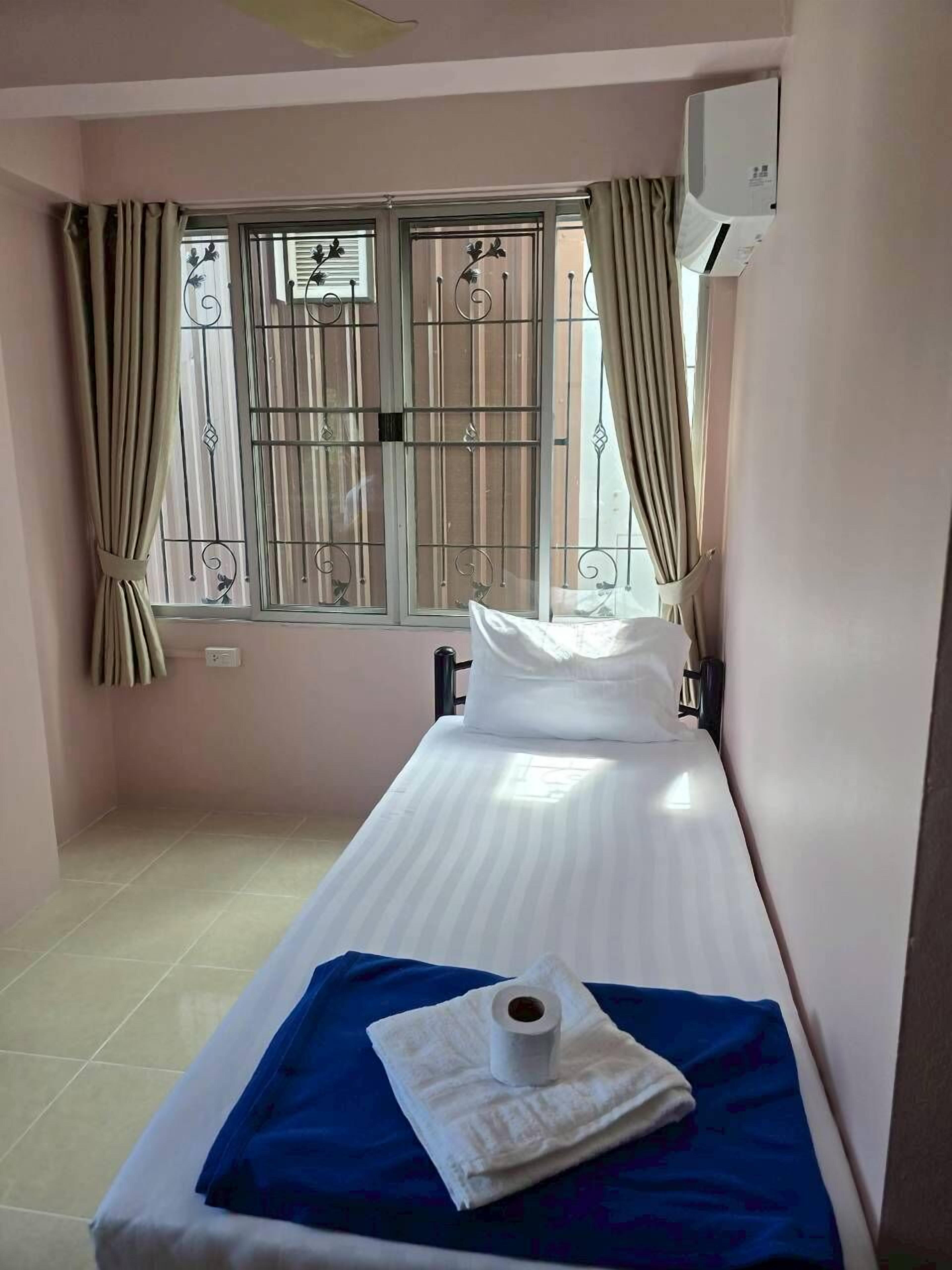 Single Room with Air-Con | WiFi (無料)