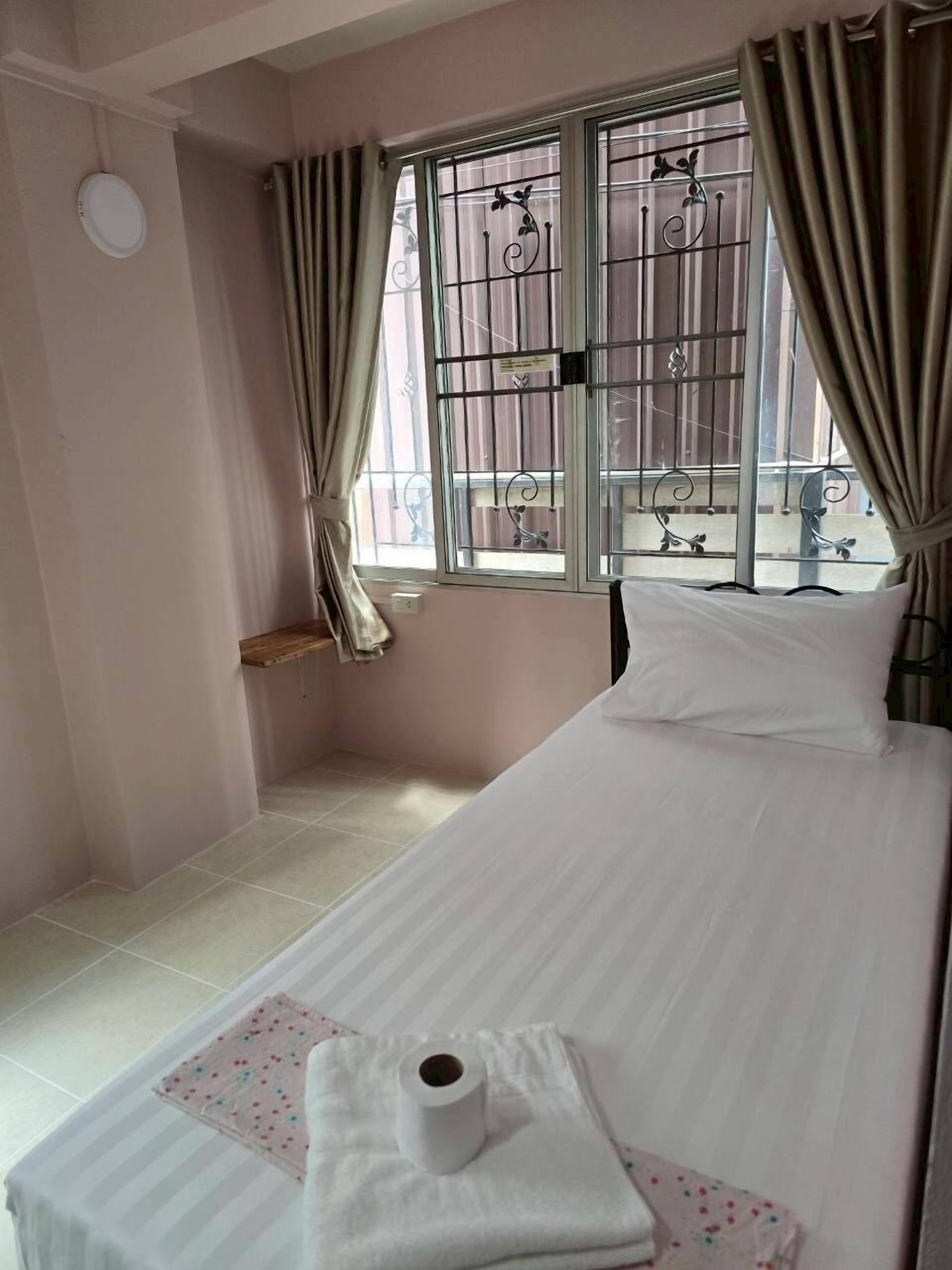 Single Room with Fan | WiFi (無料)