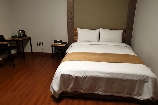 Blackout drapes, soundproofing, free WiFi, bed sheets