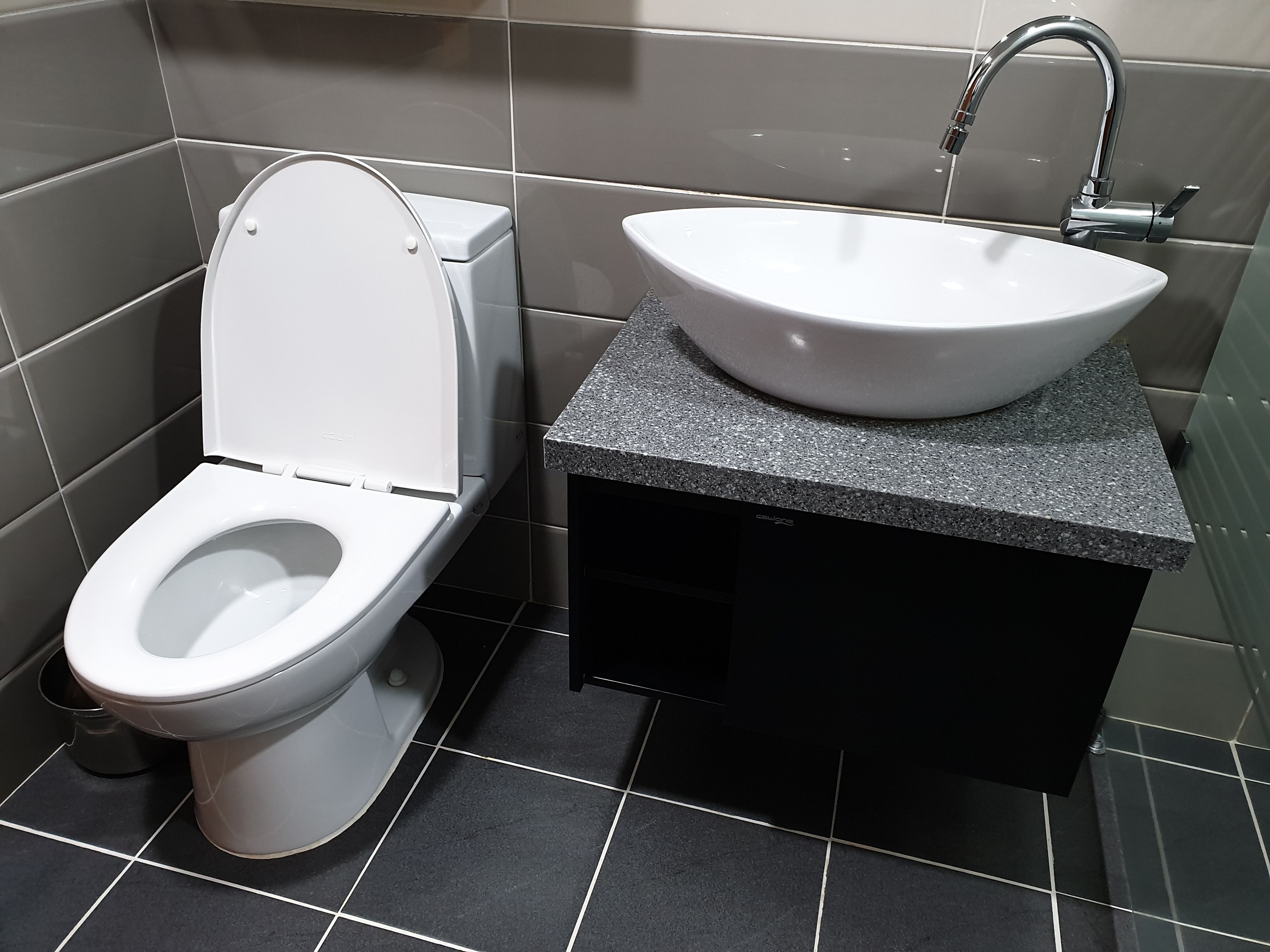 twin room, non smoking | bathroom | shower, free toiletries, hair dryer, dressing gowns