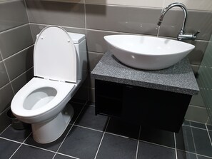 Habitación con 2 camas individuales, no fumadores | Baño | Ducha, artículos de higiene personal gratuitos y secador de pelo