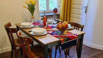 Frogs' Cottage, Balcony, Garden View | Dining room