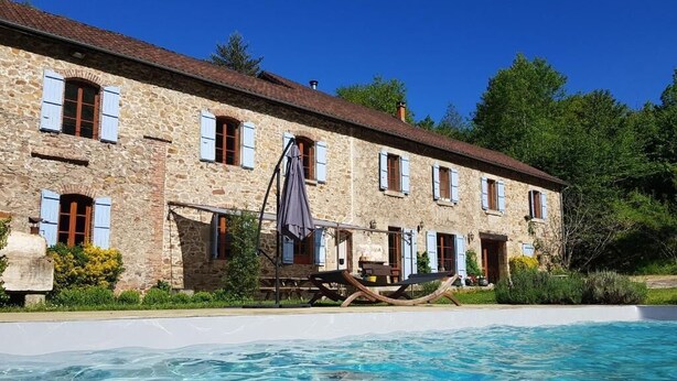 A stone building with a pool in front. - La Souliere (Aubin)