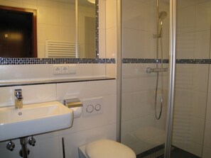 Shower, hair dryer, towels - Gasthaus Pension Donishäusle (Titisee-Neustadt)