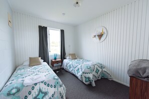2 bedrooms, iron/ironing board, free cots/infant beds, free WiFi - Pounawea Waterfront Motels (Owaka)