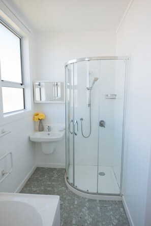 Bathroom - Pounawea Waterfront House (Owaka)