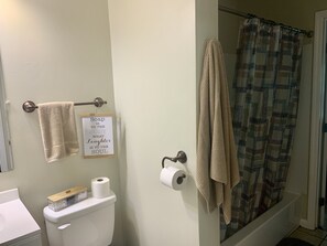 Ensemble baignoire-douche, séchoir à cheveux, serviettes fournies