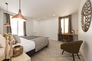 3 chambres, coffres-forts dans les chambres, fer et planche à repasser