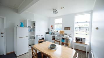 Apartment, 4 Bedrooms | Private kitchen | Full-size fridge, microwave, oven, stovetop