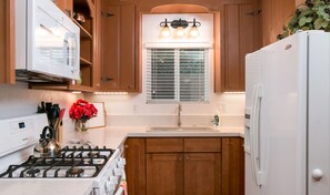 Full-sized fridge, microwave, oven, stovetop