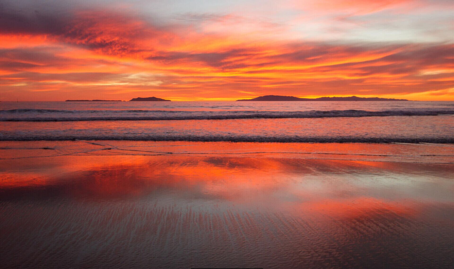 Beach nearby, sun-loungers, beach towels
