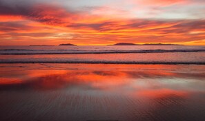 NĂ€ra stranden, solstolar och strandhanddukar