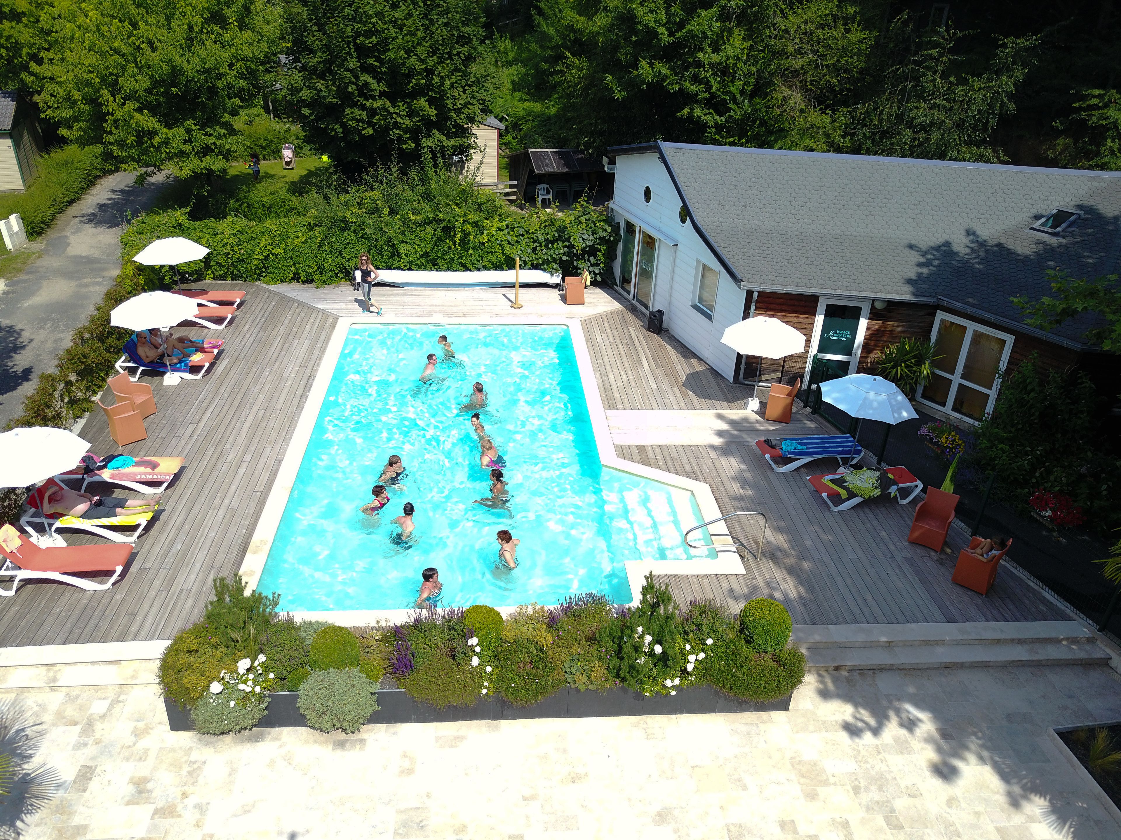 Een seizoensgebonden buitenzwembad en parasols bij het zwembad