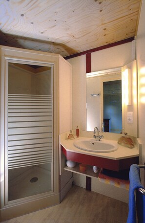 Standard-Bungalow | Badezimmer | Dusche, Regendusche, Handtücher