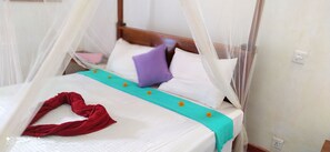 舒适双人房, 阳台, 山景 | 高档床上用品、记忆海绵床垫、特色装修、特色家居