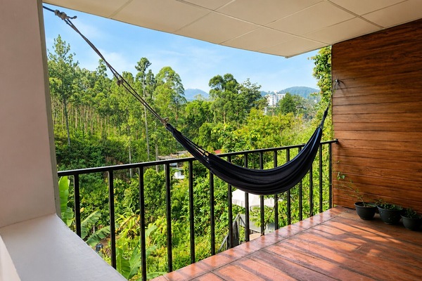Comfort Suite, Balcony, Mountain View | Living area