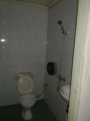Economy Room, 1 Double Bed, Non Smoking | Bathroom | Shower, towels