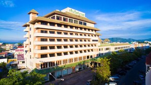 A multi-story hotel with a flat roof and a sign in a foreign language. - Green World Palace Hotel (Songkhla)