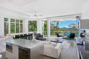 Deluxe Apartment, 2 Bedrooms, Ocean View | Living area - Allambi (Noosa Heads)