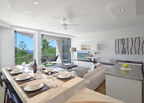 Family dining - Allambi (Noosa Heads)