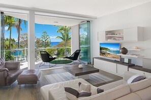 Deluxe Apartment, 2 Bedrooms, Ocean View | Living room