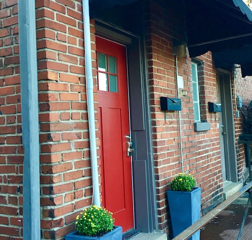 Kaunis sisustettu huoneisto sijaitsee keskustassa Bardstown, KY