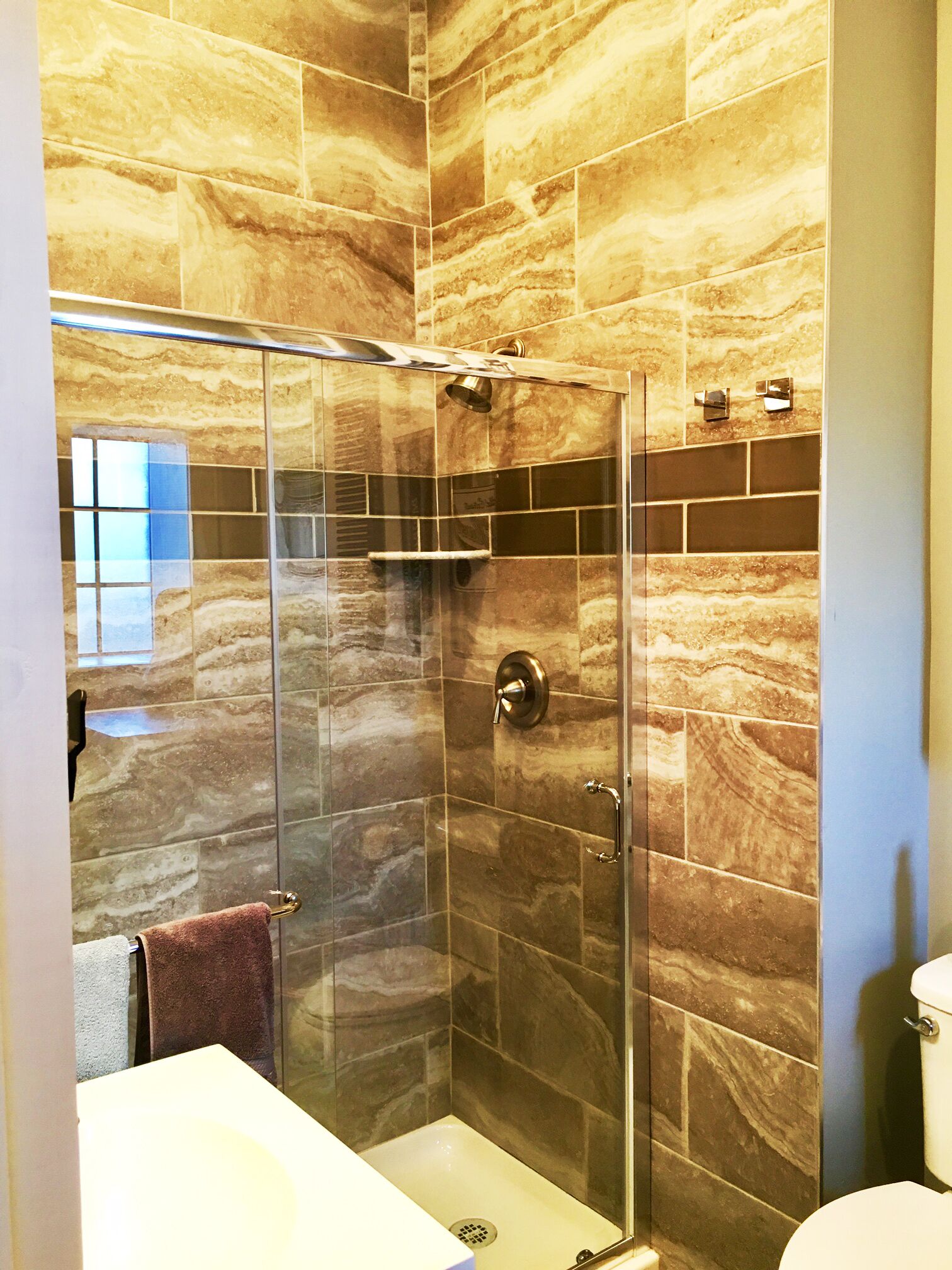 Douche, séchoir à cheveux, serviettes fournies, savon