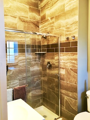 Dusche, Haartrockner, Handtücher, Seife