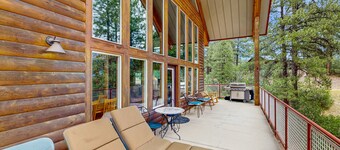 Luxury log cabin with wraparound deck and  gorgeous views / Dog-Friendly