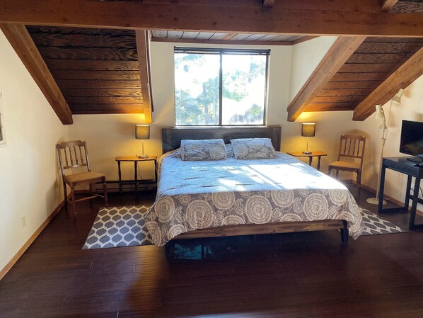 4 bedrooms, desk, iron/ironing board, travel cot