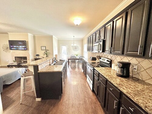 Matador Arena + Hot Tub + Game Room + 4BR Sleeps 14 + 4 Min to Loop