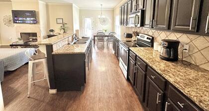 Matador Arena + Hot Tub + Game Room + 4BR Sleeps 14 + 4 Min to Loop